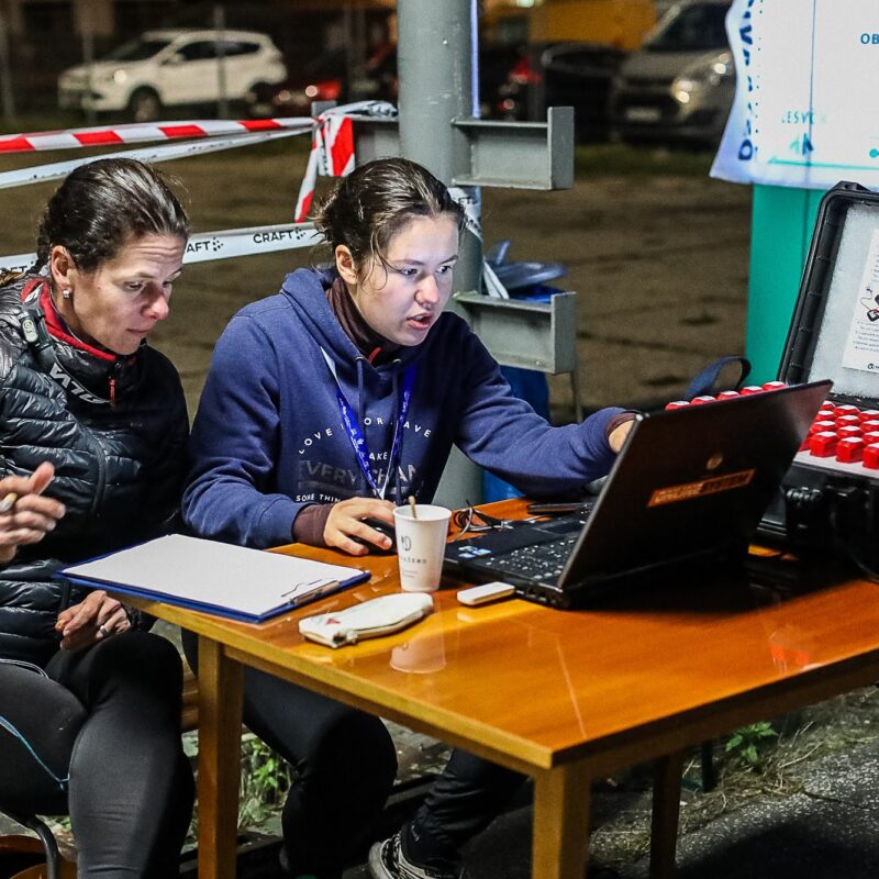 GPS trackery pro nejrychlejších 200 v polovině trati
